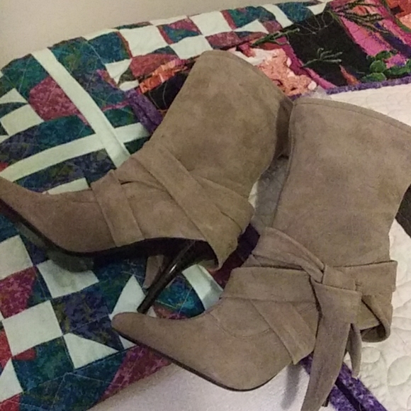 Suede boots - Picture 1 of 1